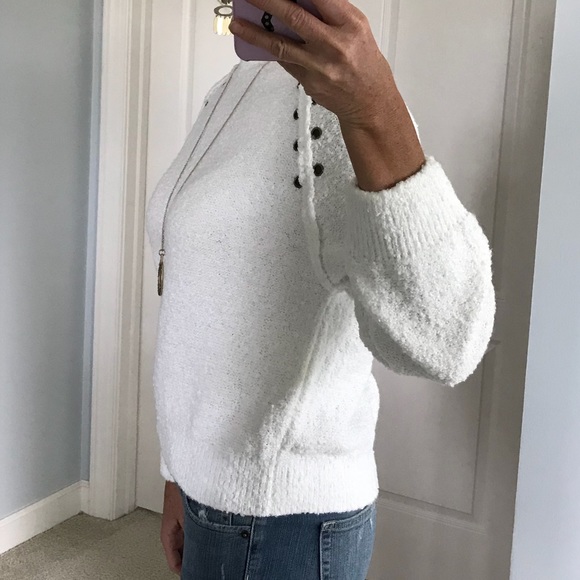 ❤️1 SMALL❤️Super Soft Detailed White Sweater - Picture 3 of 6